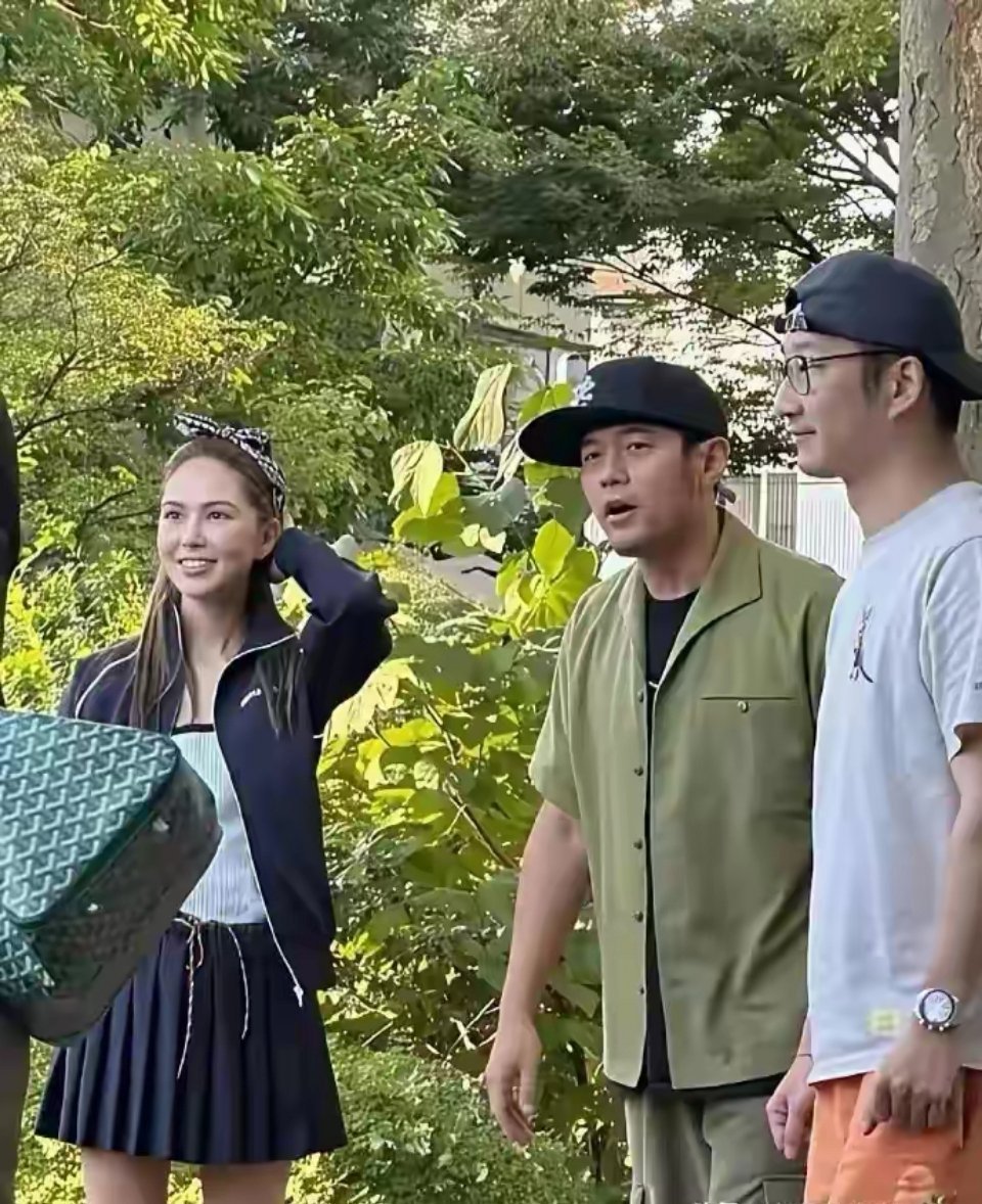 周杰伦和昆凌现在俩人在一起好像大叔和女学生 