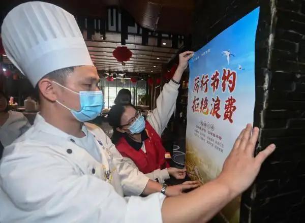 中国每年浪费的粮食足够养活5000万人一年，但“光盘行动”效果却逐年递减，为什么