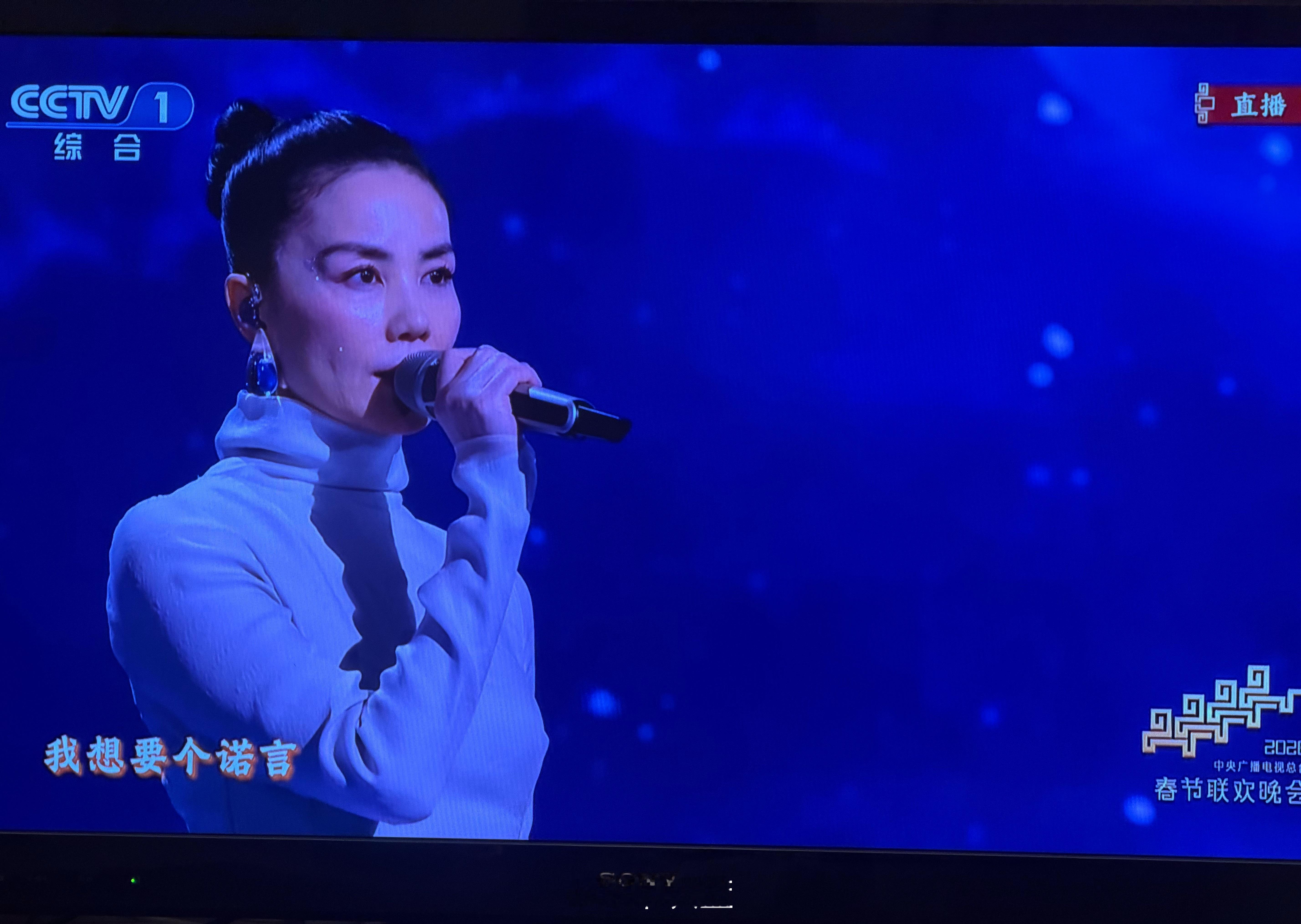 王菲的耳环又要火了～春晚