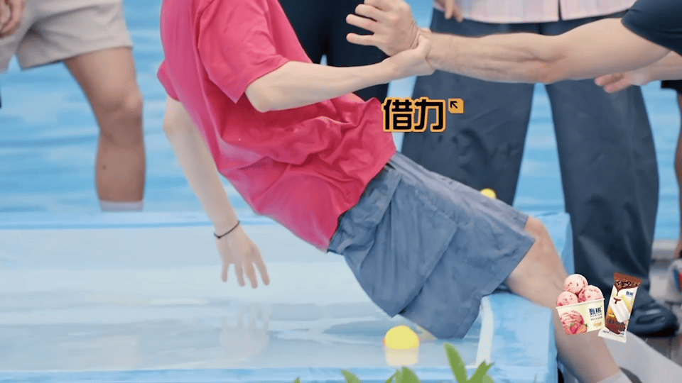 王勉拳击猴限定返场这个综艺官方的幽默程度也拉满了。攻击力才两颗指数，幽默程度直接