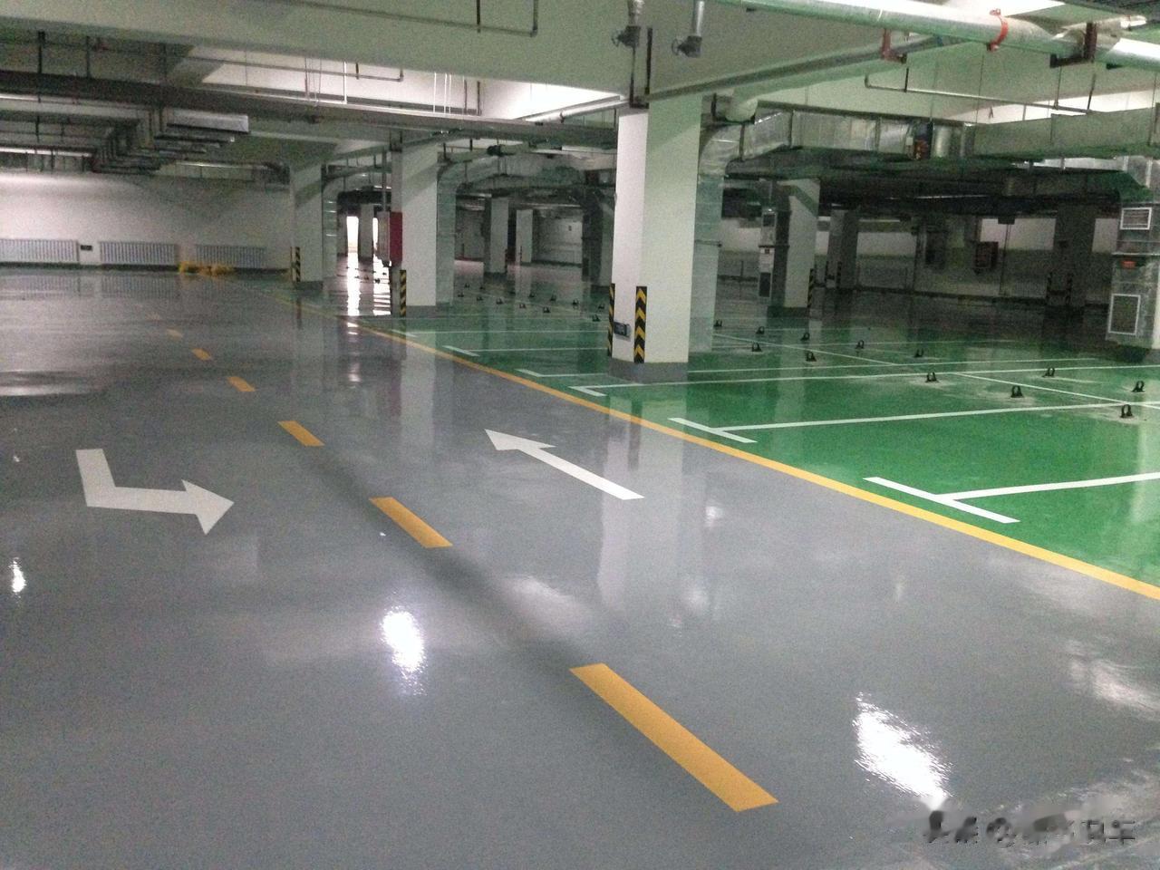 环氧地坪有水的情况下就是得怠速行驶，或者5-15KM/H这种速度行走，无论什么车