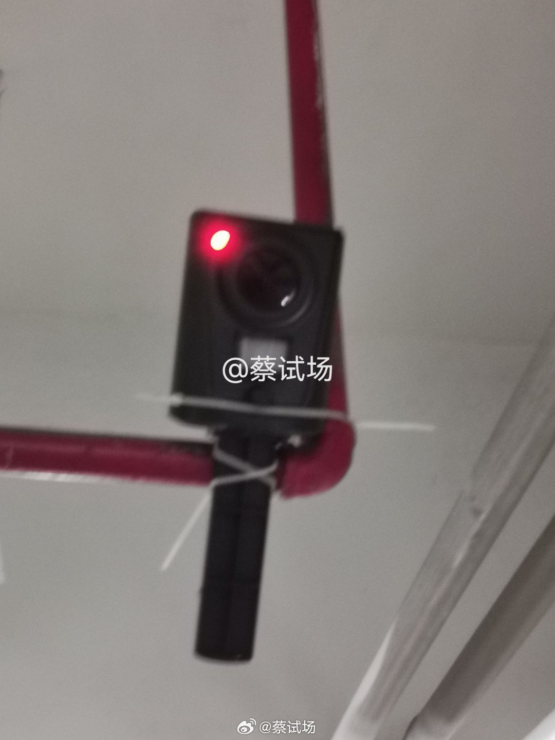你猜，这是什么？不是摄像头。 