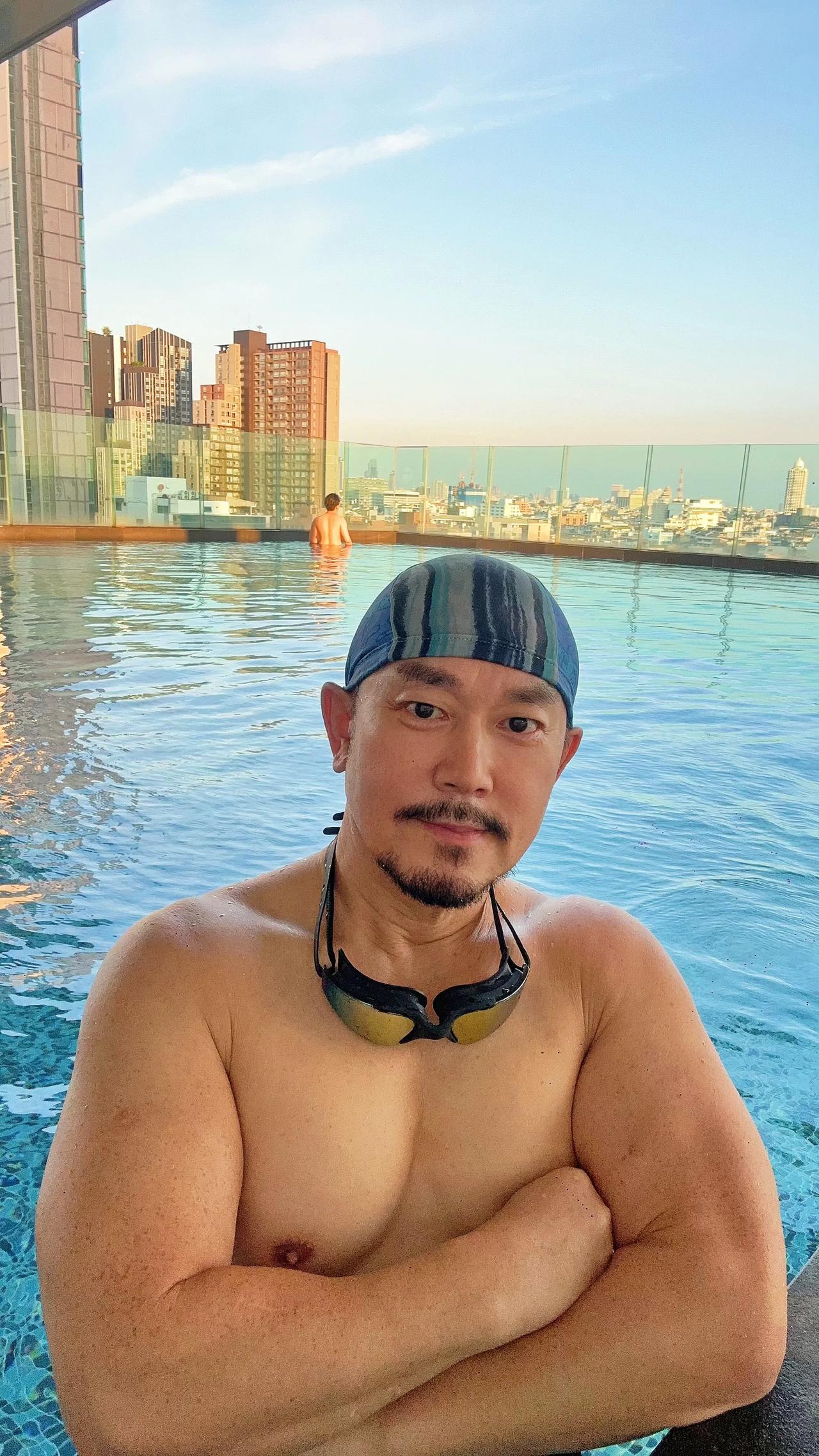 打卡暮色中的泳池🏊！
问个问题，租房或买房你会选？
【1:高的-视野好！】
【