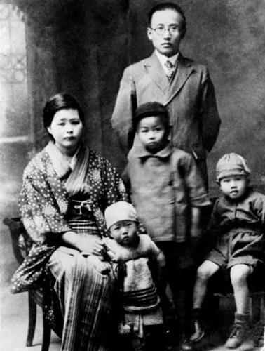 1912年，郭沫若掀开原配妻子的盖头，被丑的不敢进洞房，新娘哀求他给自己一个孩子
