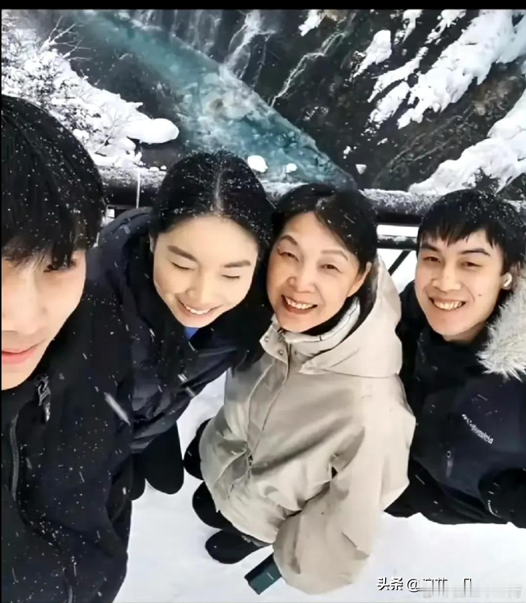 杜建英和孩子们！
实话说，她也不容易呀，一个人把三个孩子拉扯大，自己还要忙着开公