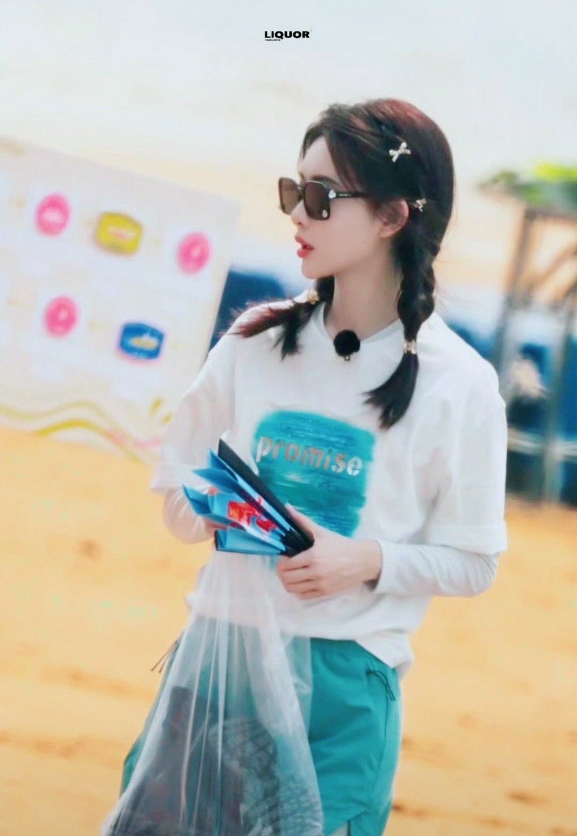 来啦来啦！海边这组路透真的太有氛围感了，谁看了不说一句配一脸！看孟姐这双马尾造型