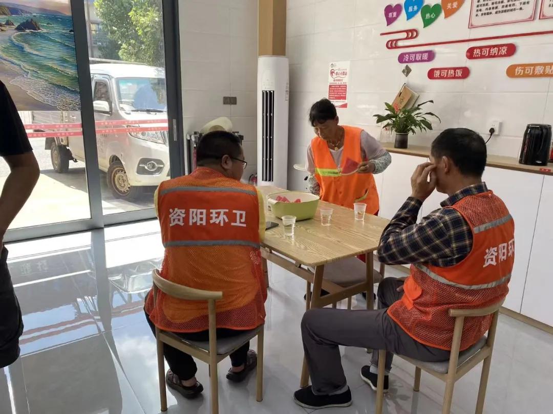 多措并举战高温 暖心守护环卫“橙衣人”