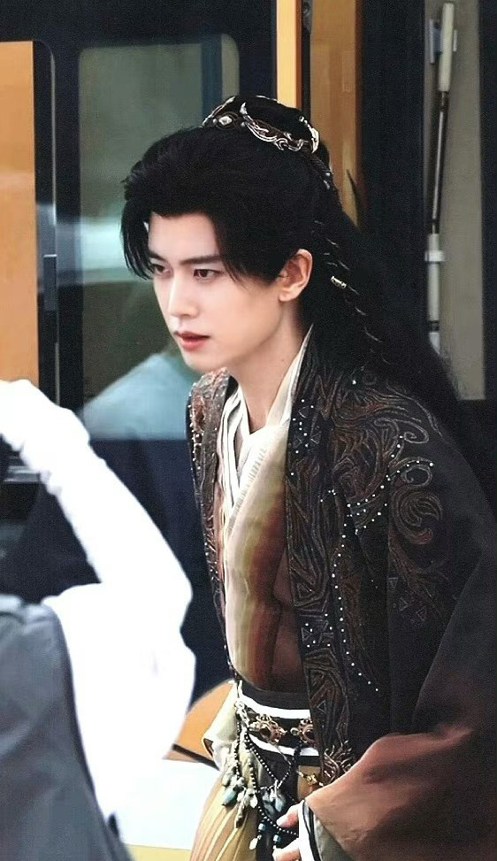 任嘉伦《佳偶天成》开机首日卷毛出妆 好漂亮好仙一男子[送花花]大家也别光顾着看陆