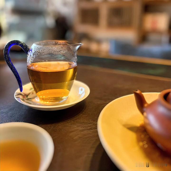 《茶时哲思·水调歌头》
人生似茶盏，岁月注华年。青瓷浮沉辗转，叶展意如烟。慢煮光