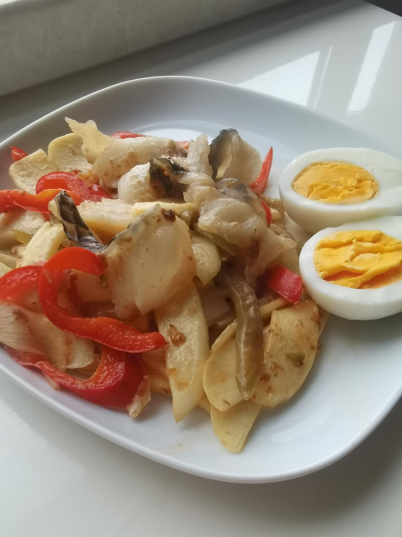 星期二，早餐菜单。

茭白红椒榨菜炒黑鱼片、鸡蛋、咖啡、半片吐司抹罗勒酱

【今