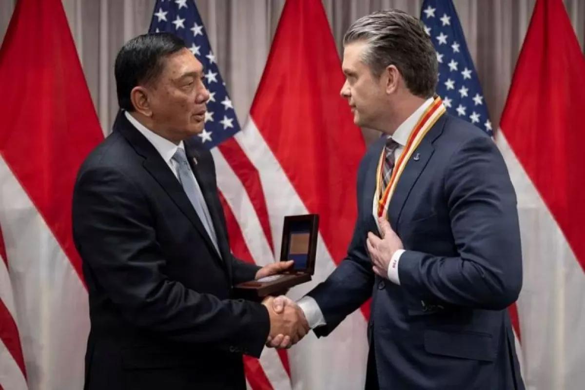美国这算盘打得太响了，推动印尼签“全面飞越许可”，想把印尼拉进亚太布局。印尼也不