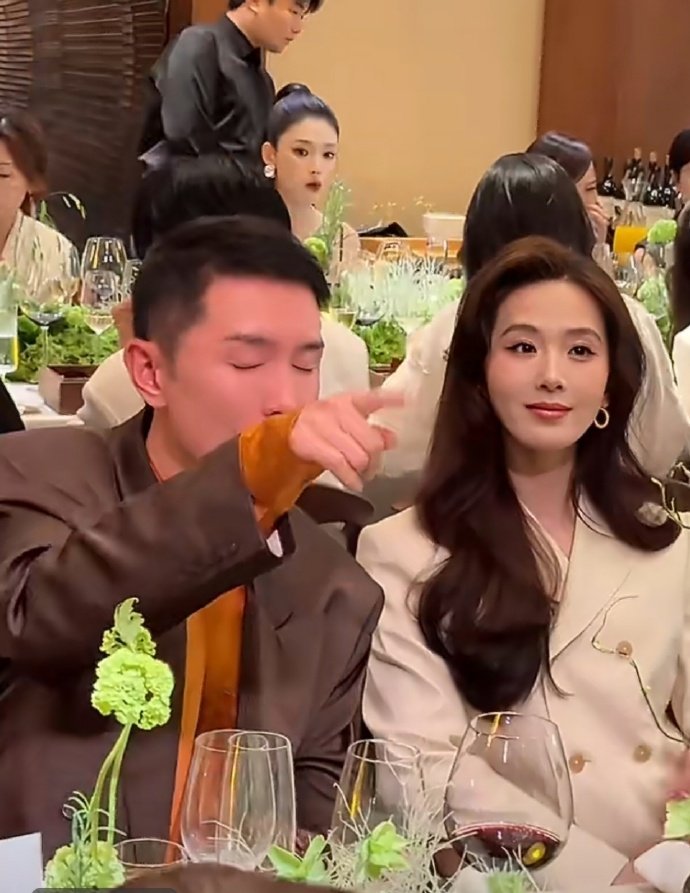 vogue晚宴大合影刘诗诗打卡点刘诗诗打卡点，vogue晚宴大合影，咱就说男帅女