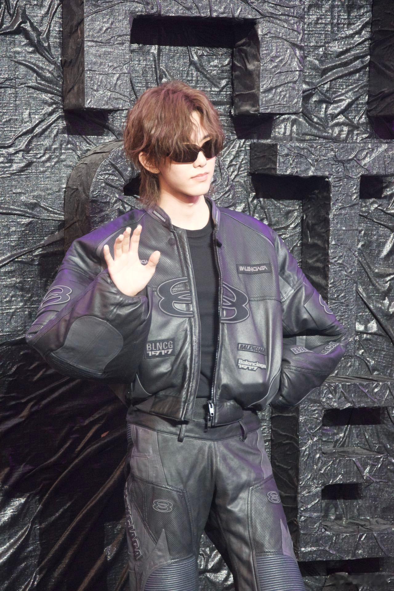 马柏全黑色美甲 AnotherMan 一周年派对上，马柏全红毯造型绝了，车上下来