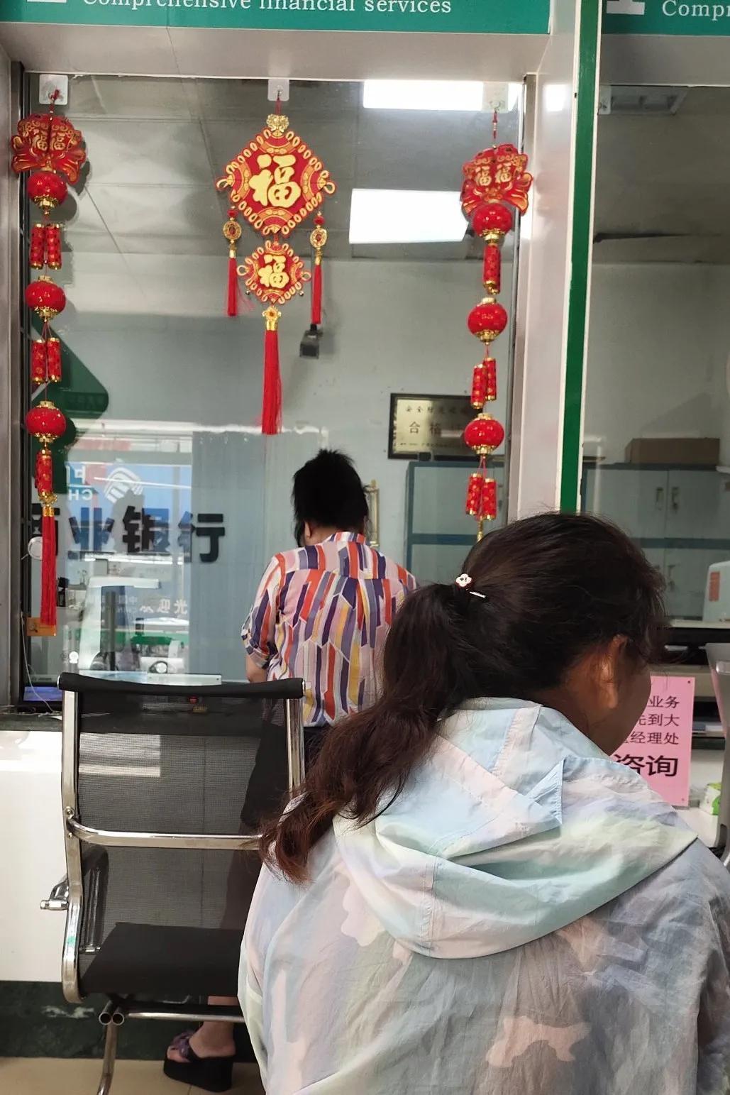 吐槽一下现在银行的办事效率，今早去银行分行办理业务，我9点50分到达银行，里面应