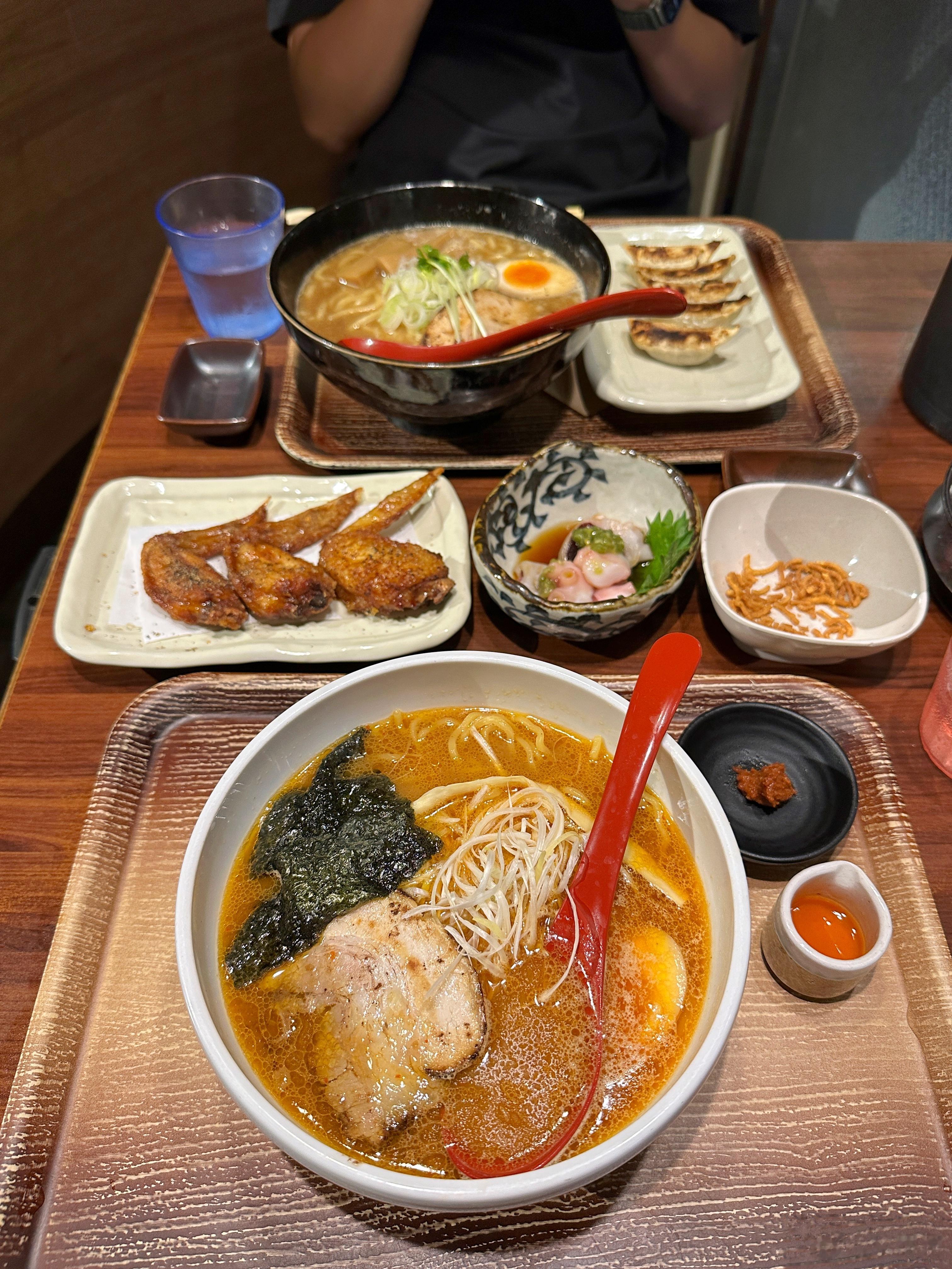 晚上十点的拉面配饺子。  ​​​