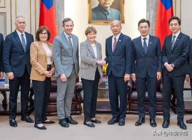 台中市长参选人江启臣今（31日）在脸书发文叫嚣，今晚我陪同韩国瑜院长在立院接待美