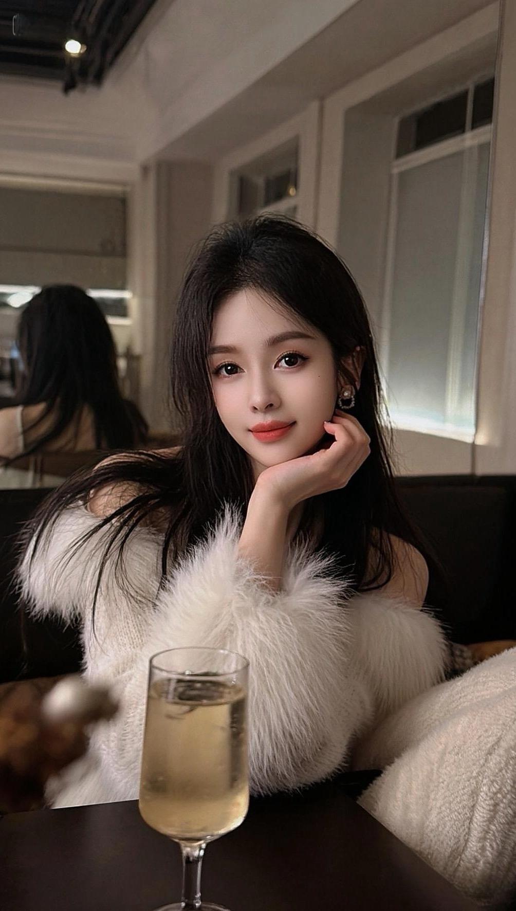 人世间最好的相遇，不是在路上而是在心里，最好的感情，不是朝夕相处而是默默陪伴，最