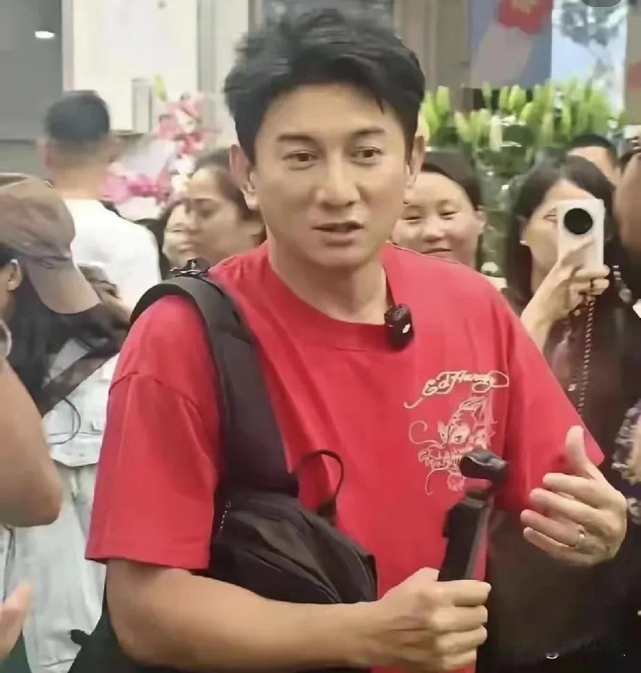 56岁的吴奇隆状态好得不得了，真是让人惊叹！他年过50，状态跟印象中没差多少。
