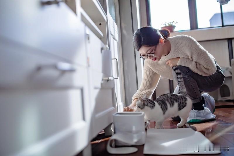 内向的人在职场上也有很多好选择。自由职业就很不错，像写作、设计、编程这些，在家就