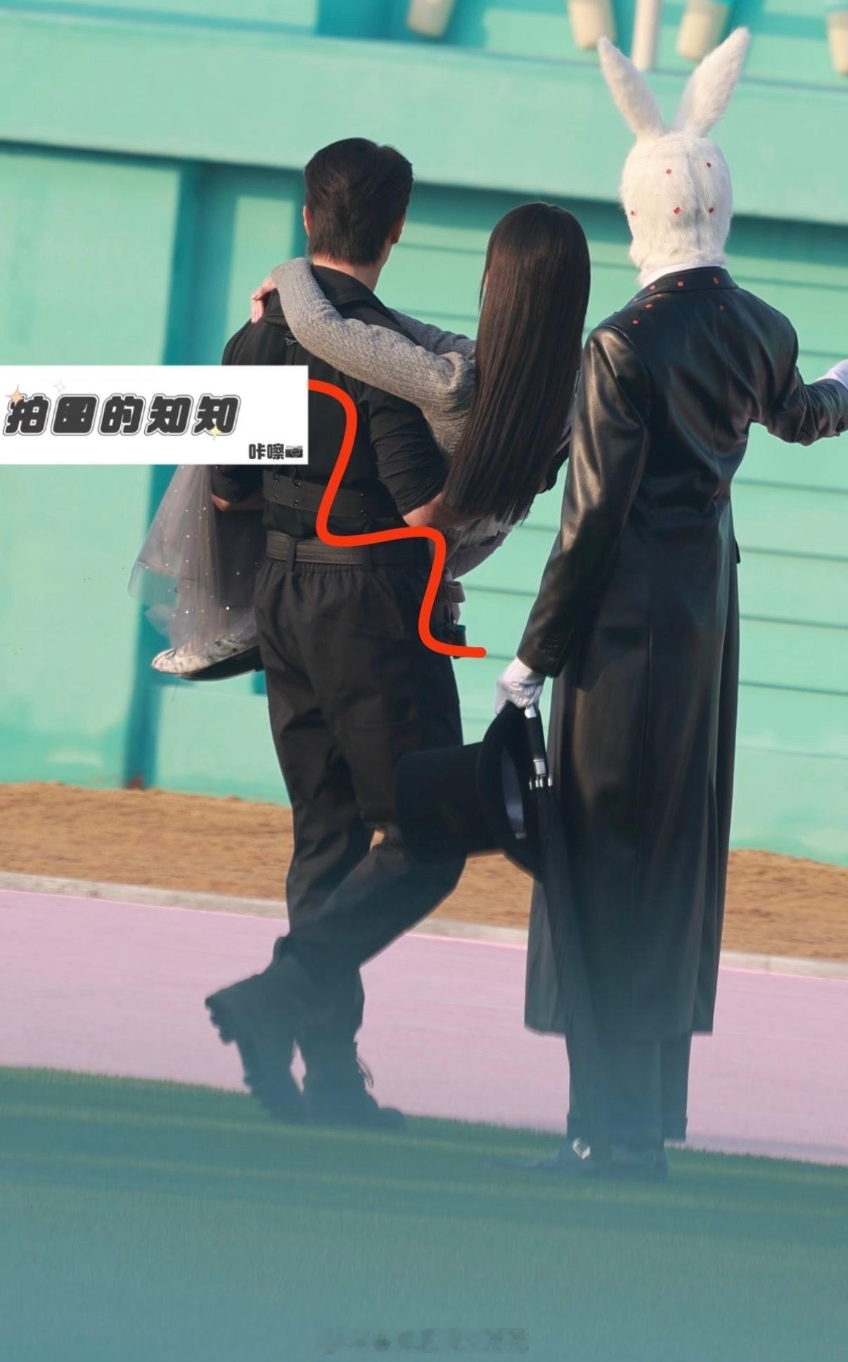 哇塞陈靖可背陈都灵跑路透陈都灵灰色针织纱裙路透