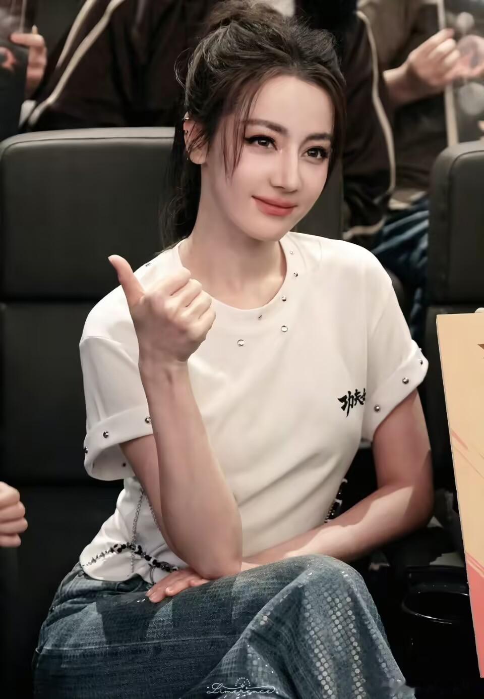 迪丽热巴香港造型好漂亮 