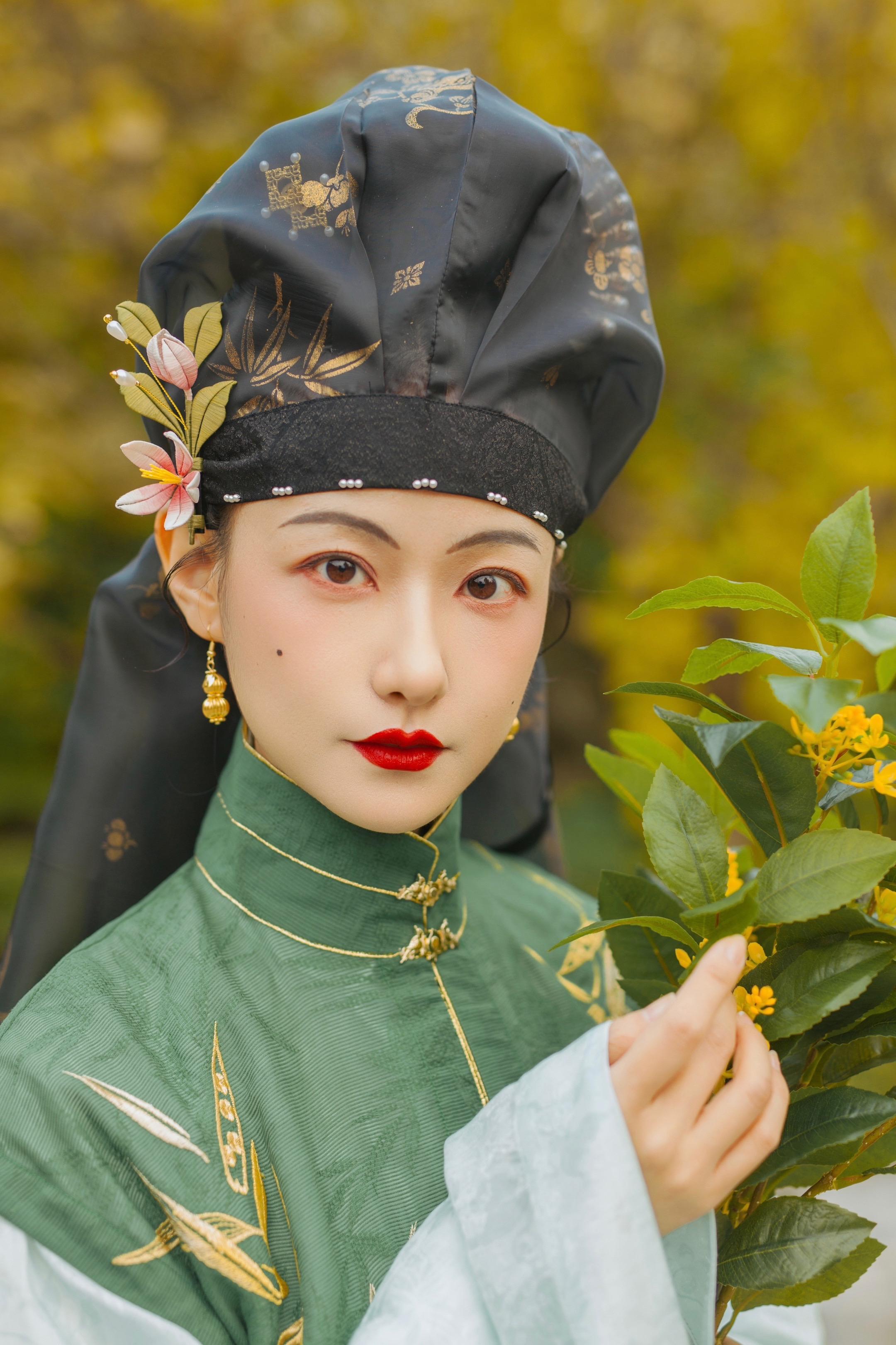 晚明·幅巾｜永远喜欢中式红唇妆。✨ 幅巾的历史可追溯至汉代，《后汉书·...