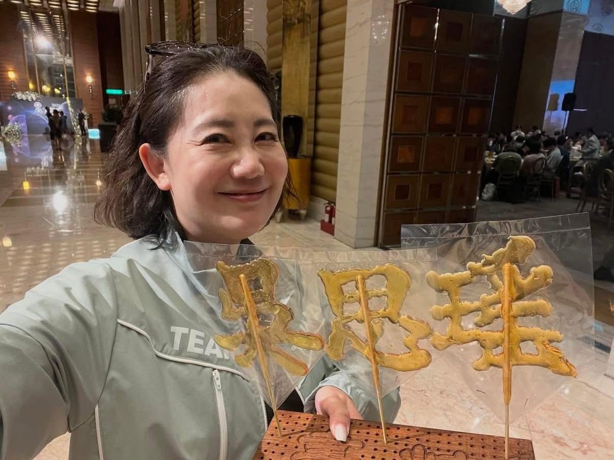 民进党立委吴思瑶今（22日）晚间在脸书发文称，收到甜甜的“吴思瑶”画糖写成的名字
