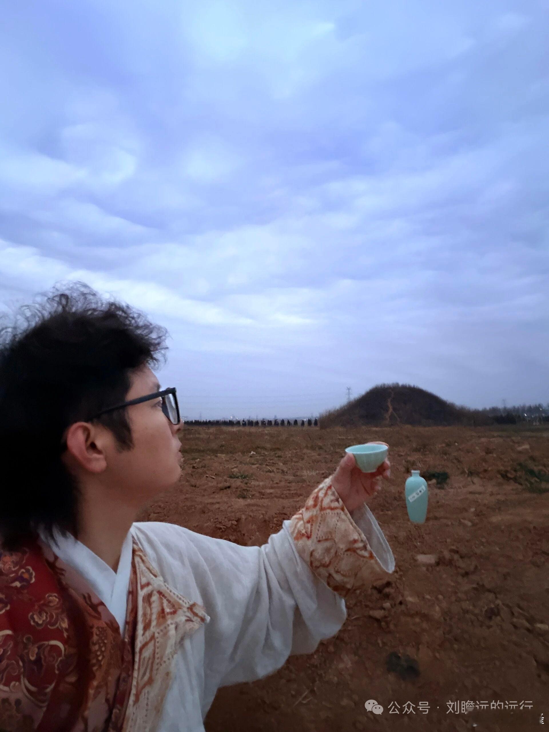 赵匡胤，我从杭州，带钱弘俶的酒来看你了“但愿此生此世，得饮太平年下一杯热酒”赵匡