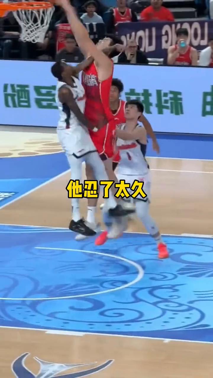 表情杀气腾腾，徐昕隔扣失败，他忍了太久，表现给杜锋看，徐昕漏出笑容。