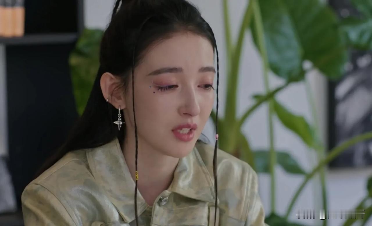 睫毛画的又丑又假，

说出的话还那么幼稚可笑！

要不是跟孙俪搭戏，都看不下去！
