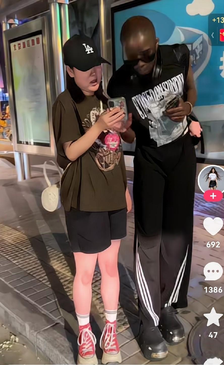 大庭广众之下！
女子主动想他要联系方式！