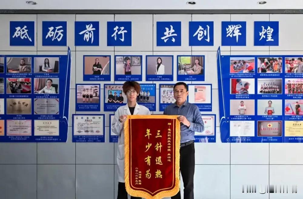 太厉害了！商丘到亳州的火车上，一名两三岁幼儿突发高热，广播连喊五六遍没人应，一个