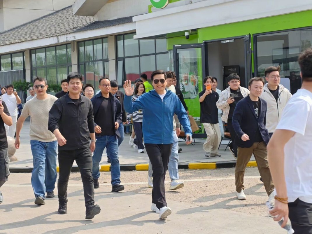 雷军回应YU7二排比迈巴赫多一度就喜欢这样状态的雷总