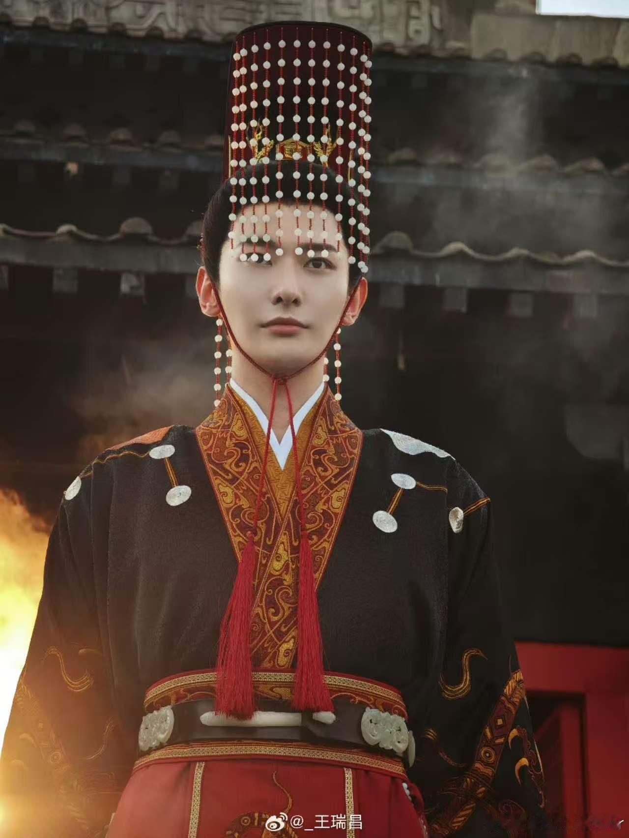 翘楚前夫哥变蟑螂哥剧集翘楚 传奇耐活王萧珣上线，步步紧逼算计不断，全员集结护住楚