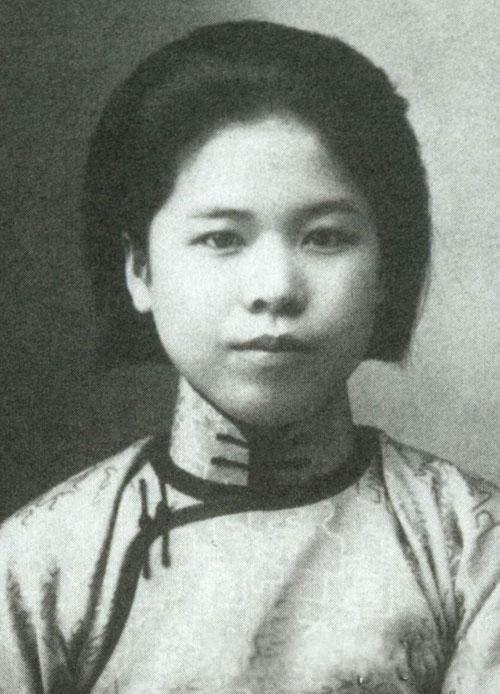 1947年除夕夜，特务将杨虎城的妻子谢葆真捆绑住，随后，他们用力地将粗大的针头扎