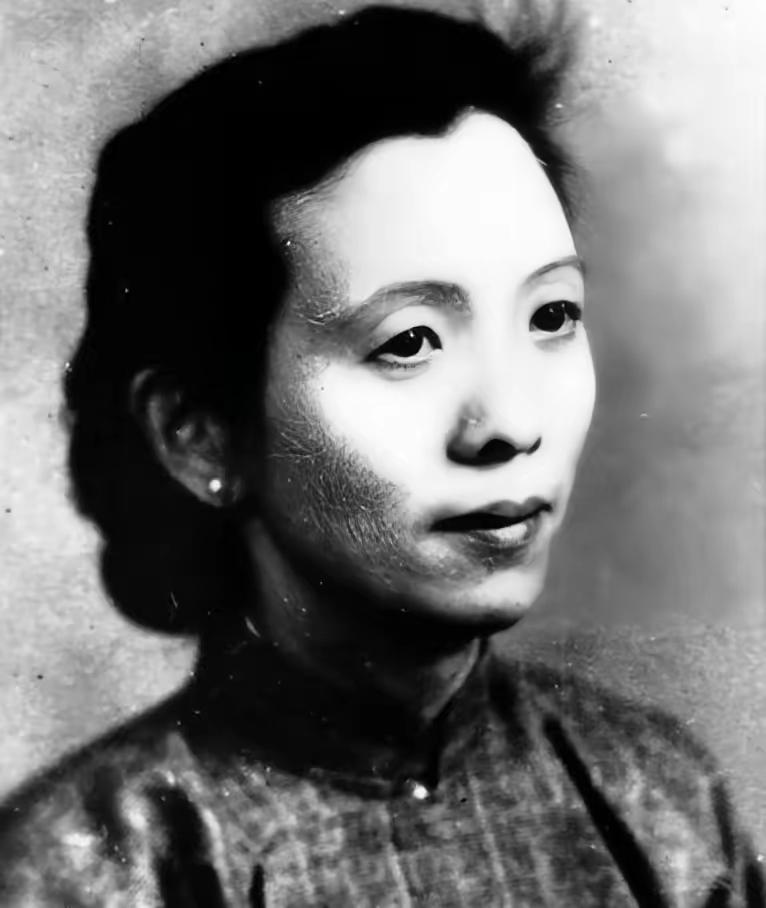 南京解放后，一个阔太太乘坐吉普车来到35太太乘坐吉普车来到35军军部，对门口的守