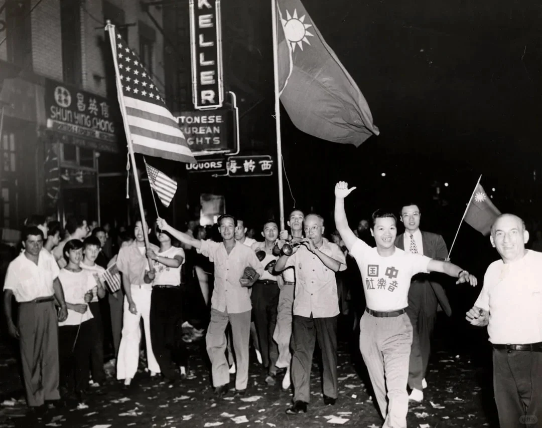纽约唐人街游行庆祝二战结束。摄影：Weegee，1945 年