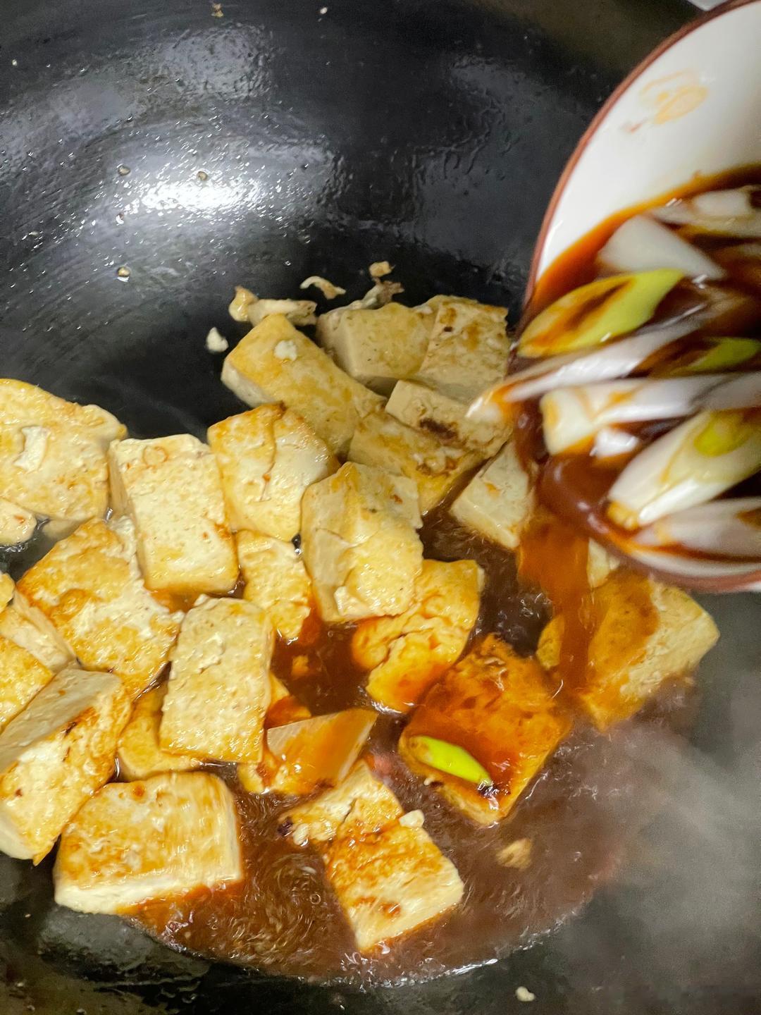 吃不吃豆腐的都沉默了豆腐是我家的常客，怎么做都好吃！春天小葱下来的时候，豆腐捏碎