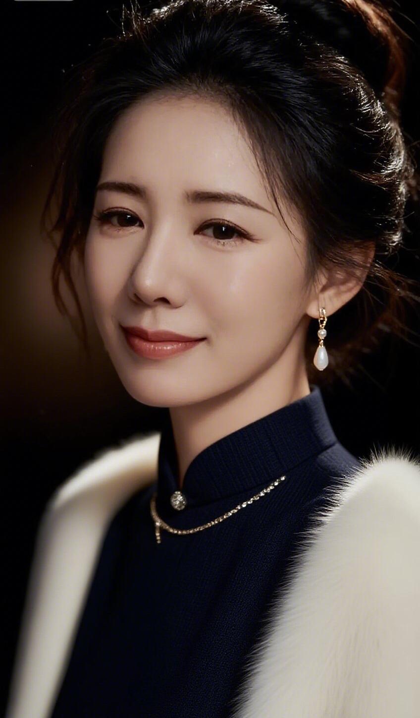 今日微风轻拂，心情也跟着飘了起来。我这状态嘛，就是疯狂期待暴富！谁不想兜里有钱，