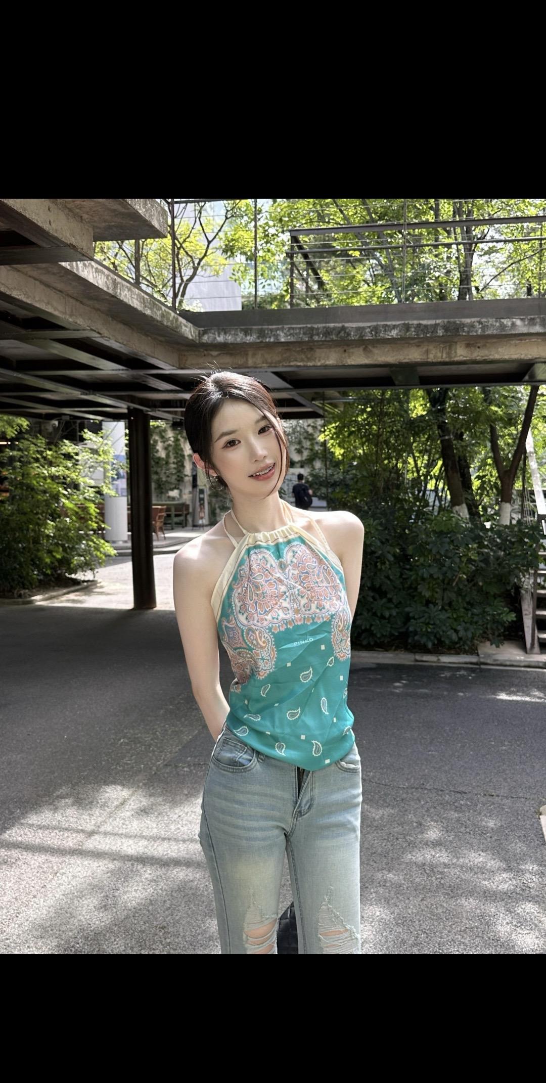 见到你不笑难道要哭咩