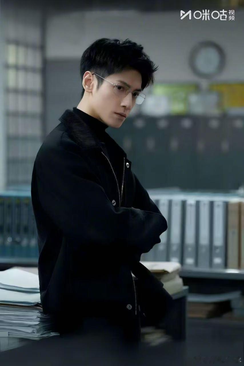 剥茧齐思哲的OOTD罗云熙白大褂金丝眼镜鲨疯了 罗云熙用极简穿搭演活齐思哲，白大