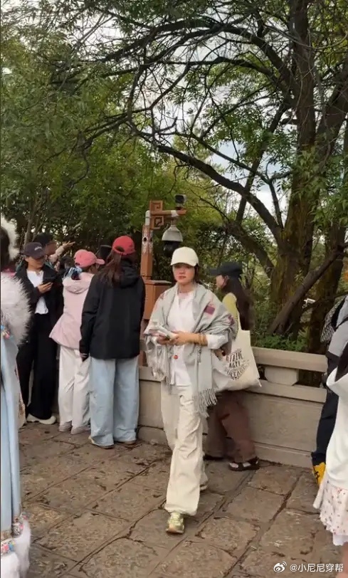 任敏和朋友在云南香格里拉度假，荧幕上看着小小一只，没想到生活中这么高。特意查了一