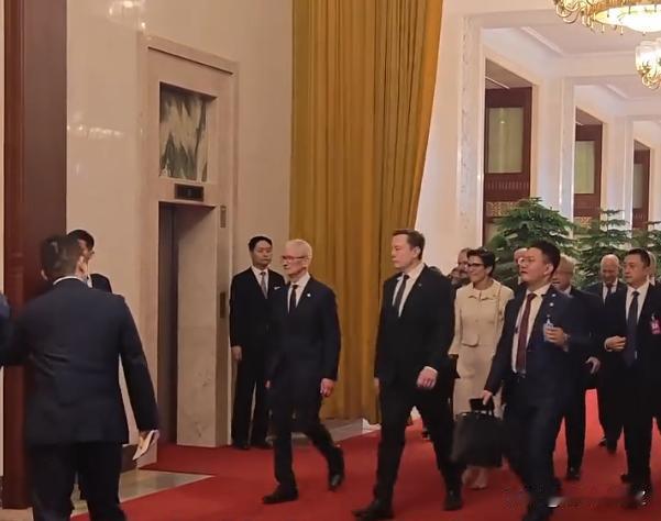 科技“全明星阵容”空降人民大会堂！马斯克、黄仁勋等现身习特会现场。

5月14日