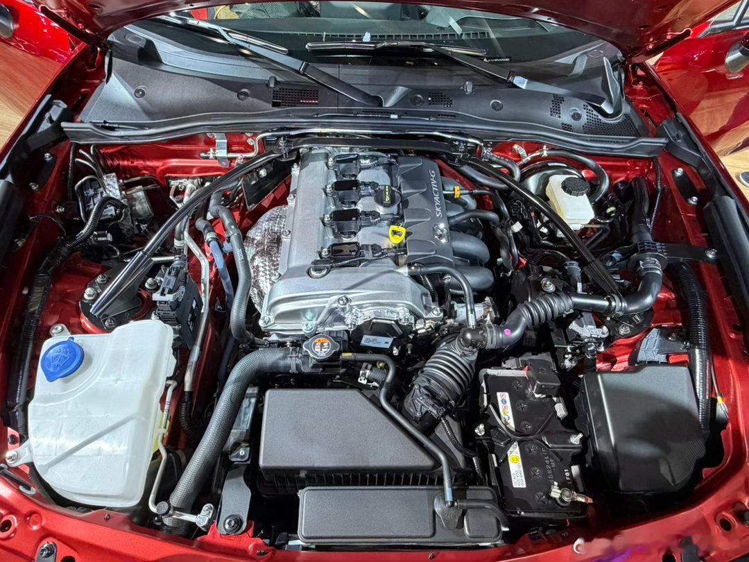 马自达！马自达！马自达！我来展台看了！有MX-5！问工作人员，答：有发布会，但一