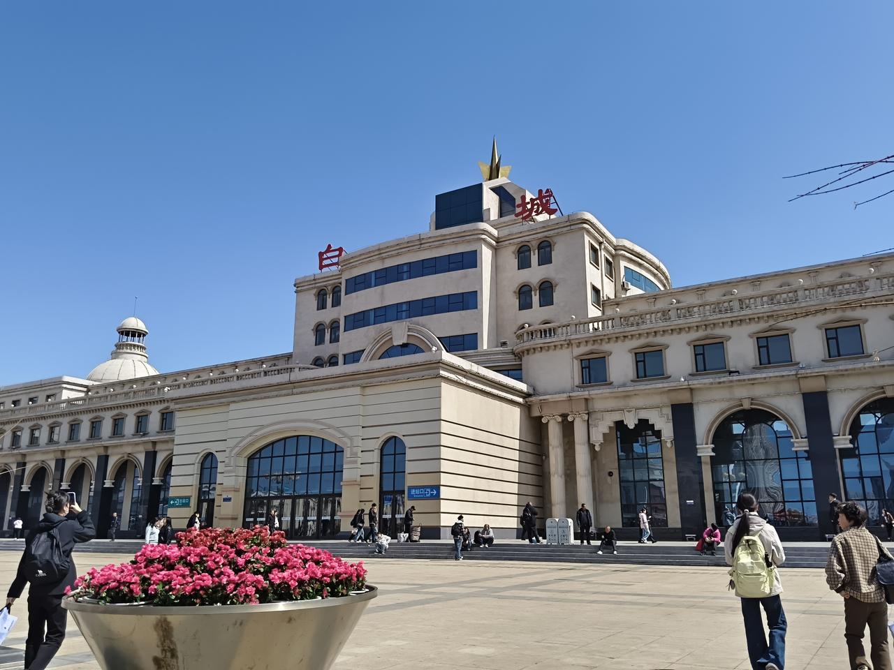 作为妈妈，头一次来接孩子放学！
又紧张又忐忑还有点不安，上次孩子
跟我说过是哪里