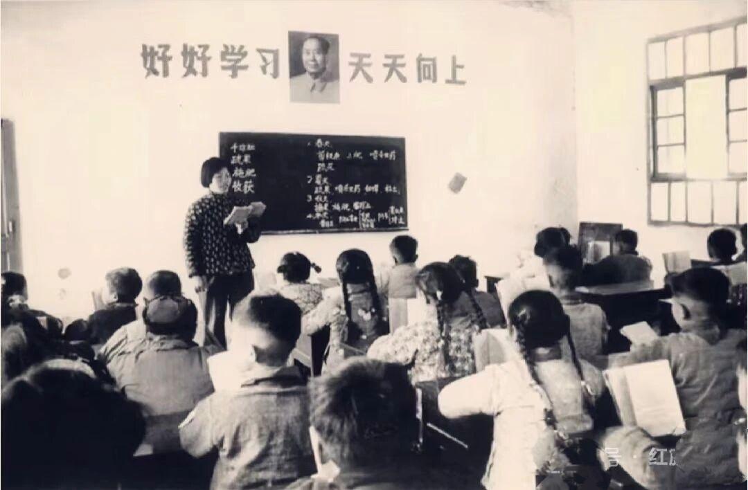 还记得六七十年代的教室布局吗