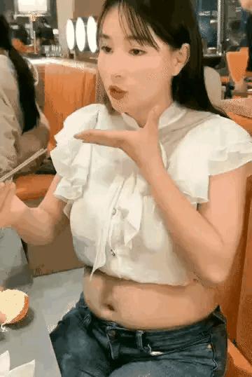 这是谁家媳妇吃着吃着刹不住车了？肚子也不够用，裤腰扣也得松开！
如果肚肚皮肉肉薄