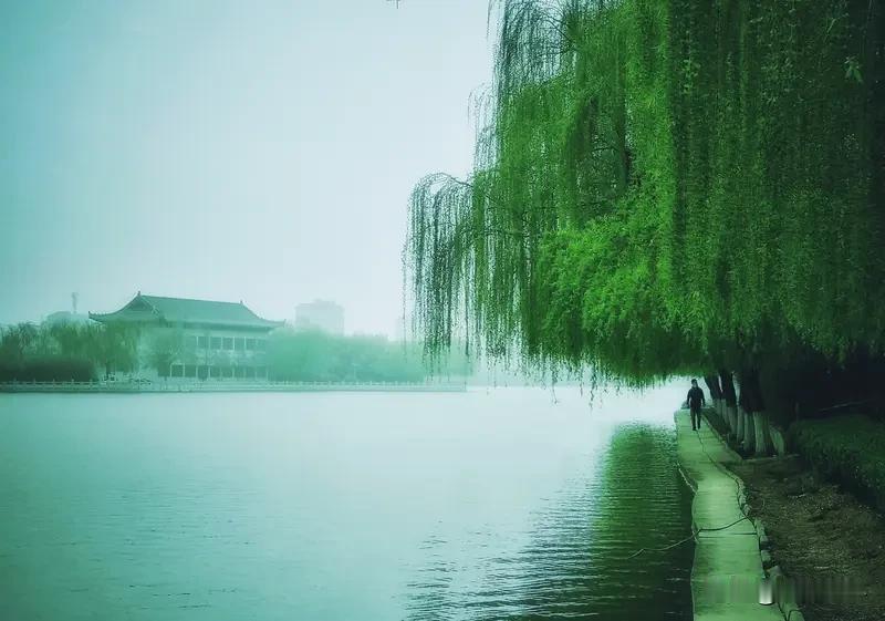 “风吹春柳一堤绿，雨润夏荷满塘红”，这下联对得还挺妙！上联“风吹”对下联“雨润”