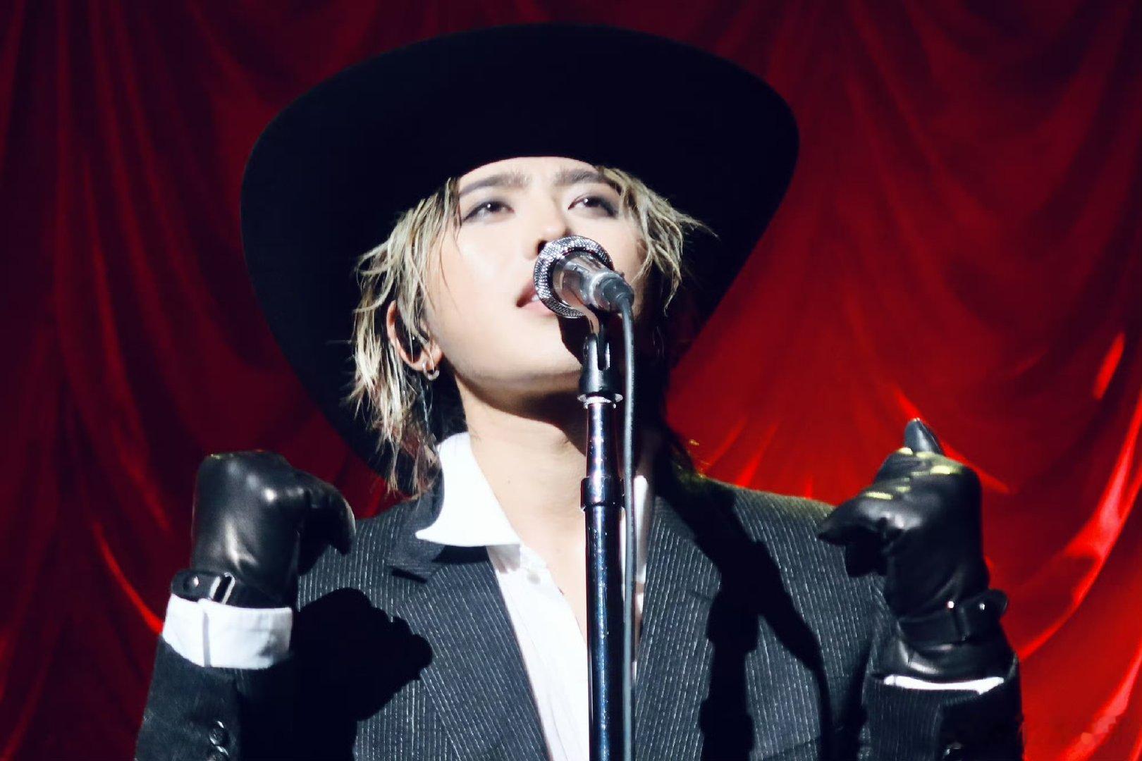 蔡徐坤男粉激动喊我就是披萨 蔡徐坤被粉丝整破防！问披萨店被喊是我，嘴角失控上扬，