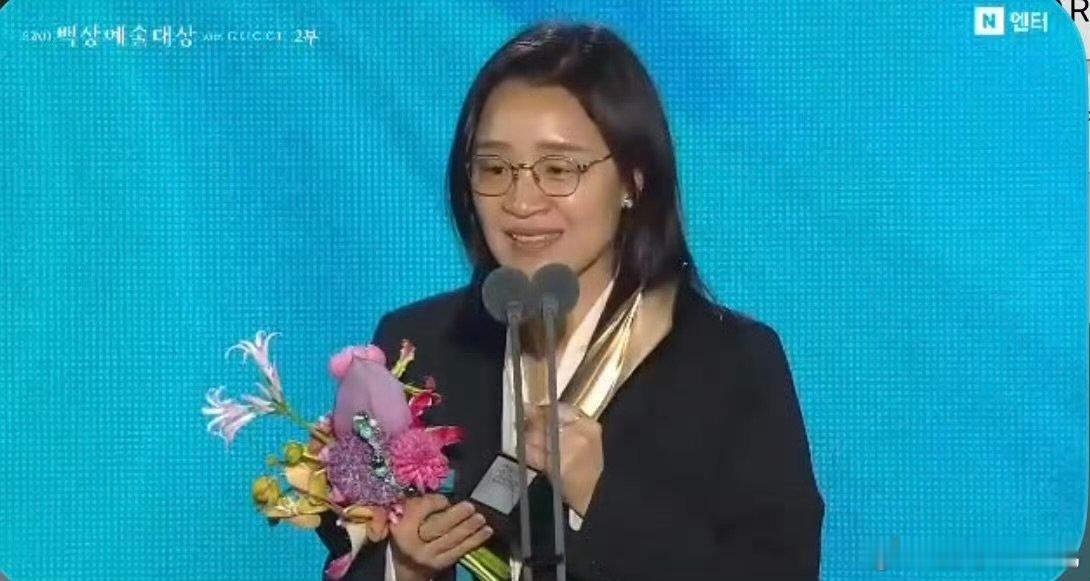尹佳恩获百想电影导演奖世界的主人导演获百想电影导演奖 世界的主人导演获百想电影导